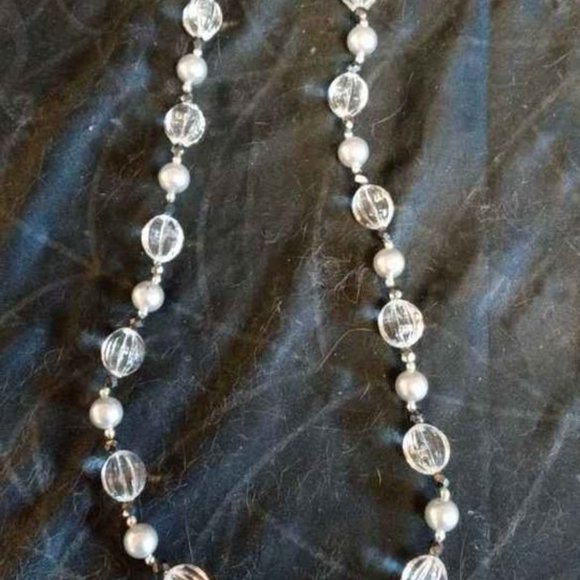 BEADED AND FAUX LIGHT GRAY PEARL NECKLACE W/ CLEAR GROOVED CRYSTAL OVAL SHAPED - Picture 5 of 6
